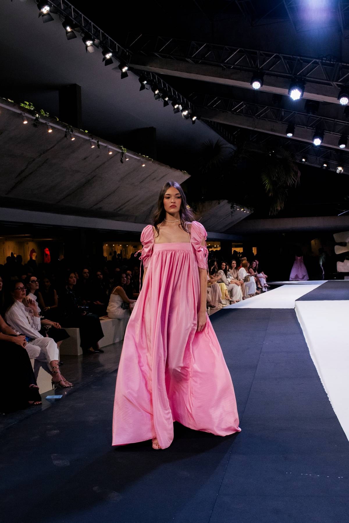 Rostand e Lucila voltam a cruzar a passarela do Metrópoles Catwalk
