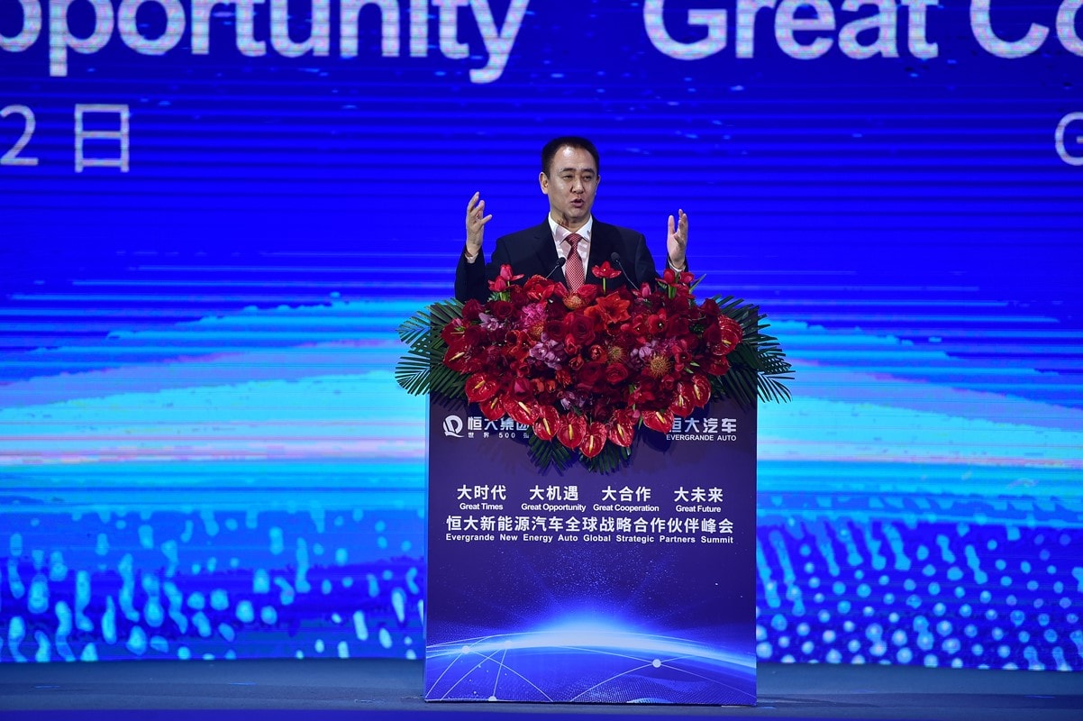 Fundador da Evergrande é condenado à prisão perpétua na China