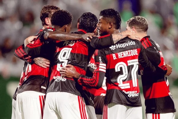 Com dois gols de Pedro, Flamengo goleia a Chapecoense no Brasileirão