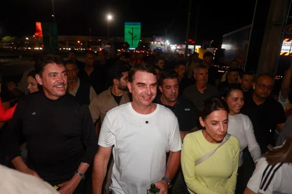 Flávio Bolsonaro faz romaria de 4h em GO e evita falar sobre crise com Michelle