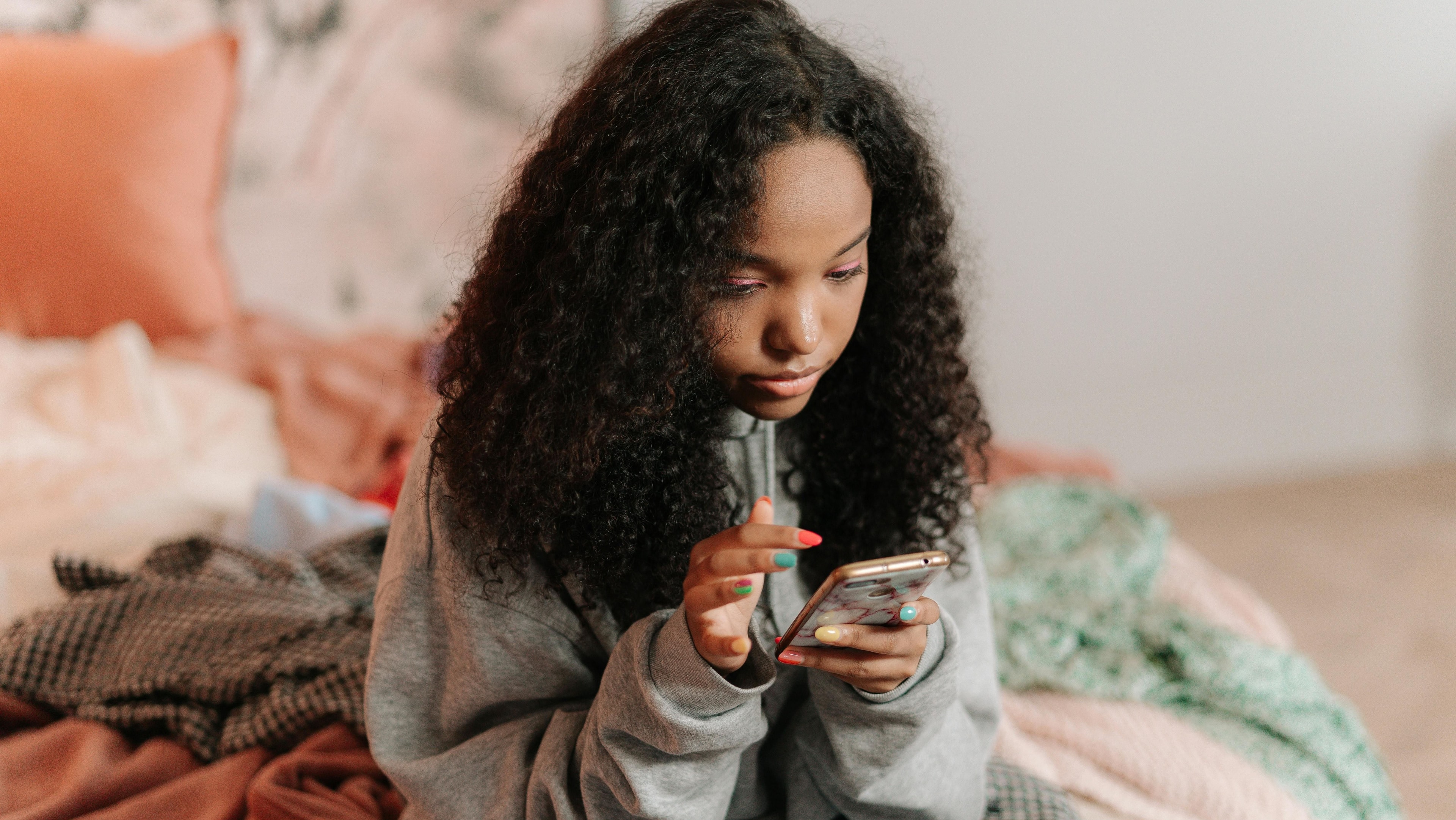 Celular sem internet melhora a felicidade e o foco, mostra estudo