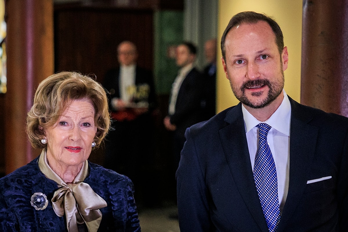 Rei da Noruega remove título de majestade da própria mãe, a rainha Sonja