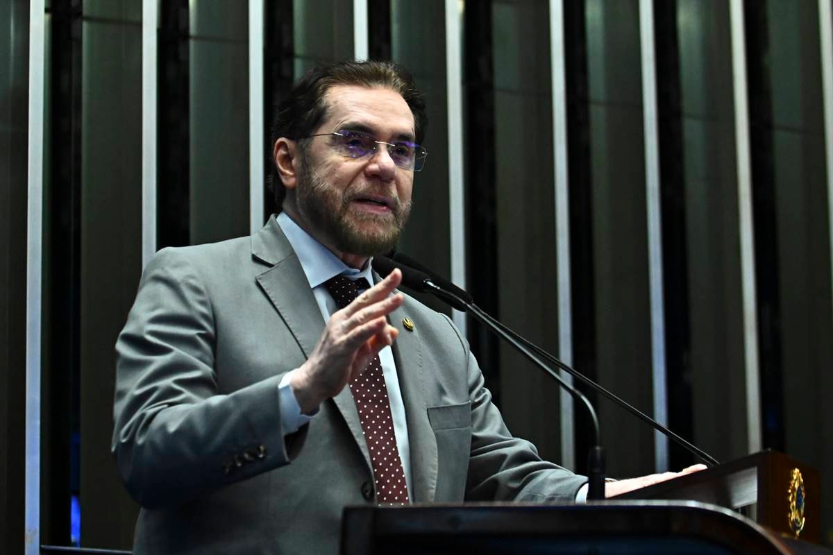 Senador que falou em enforcar Marina Silva é confirmado como candidato