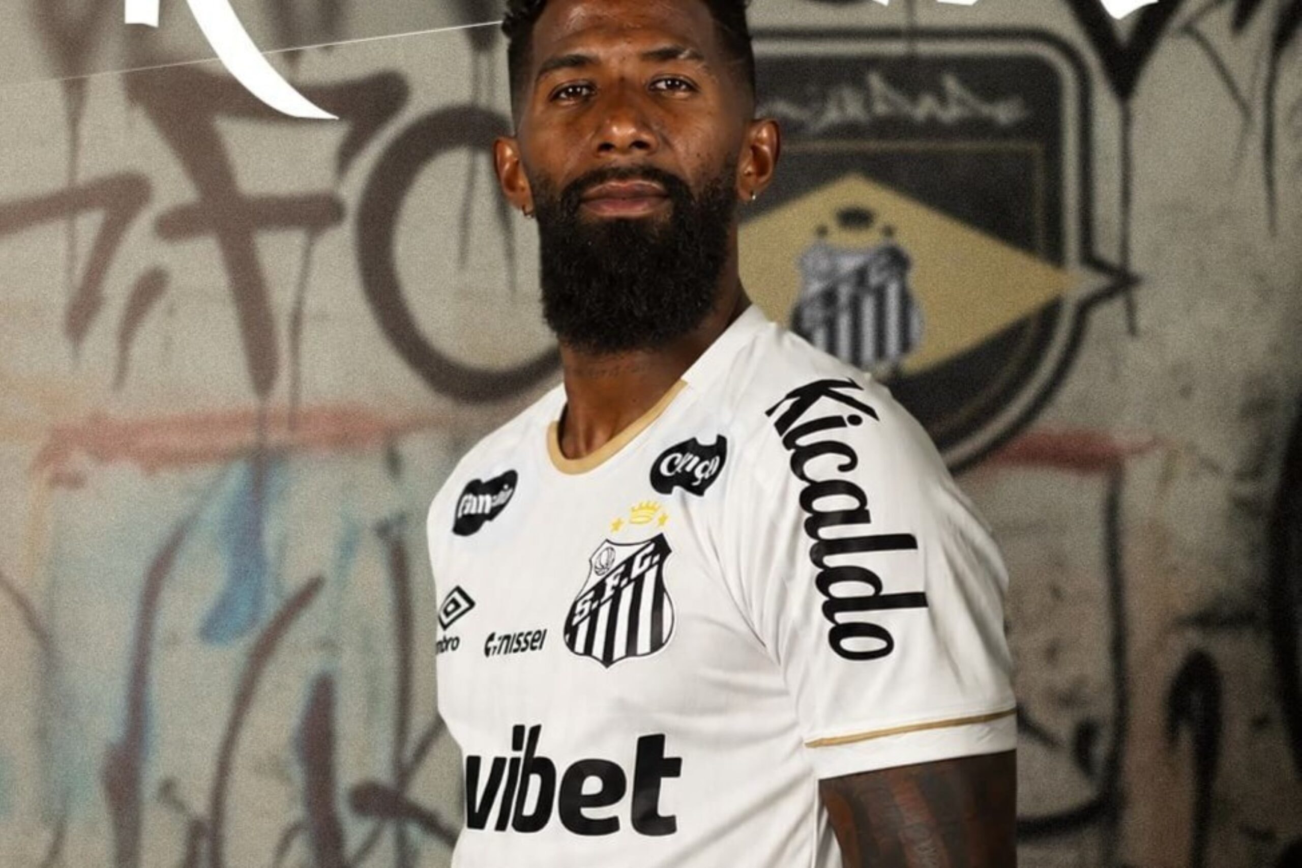 Santos anuncia contratação de Rodinei, ex-Flamengo, para final de temporada