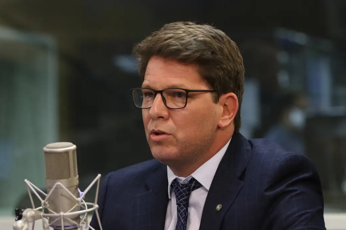 STF procura Mario Frias para explicar emendas do filme de Bolsonaro