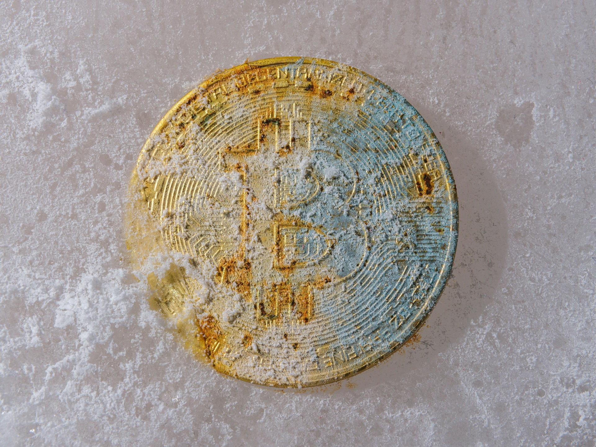 Bitcoin cai e testa menor nível em três semanas em dia de correção em ações de IA