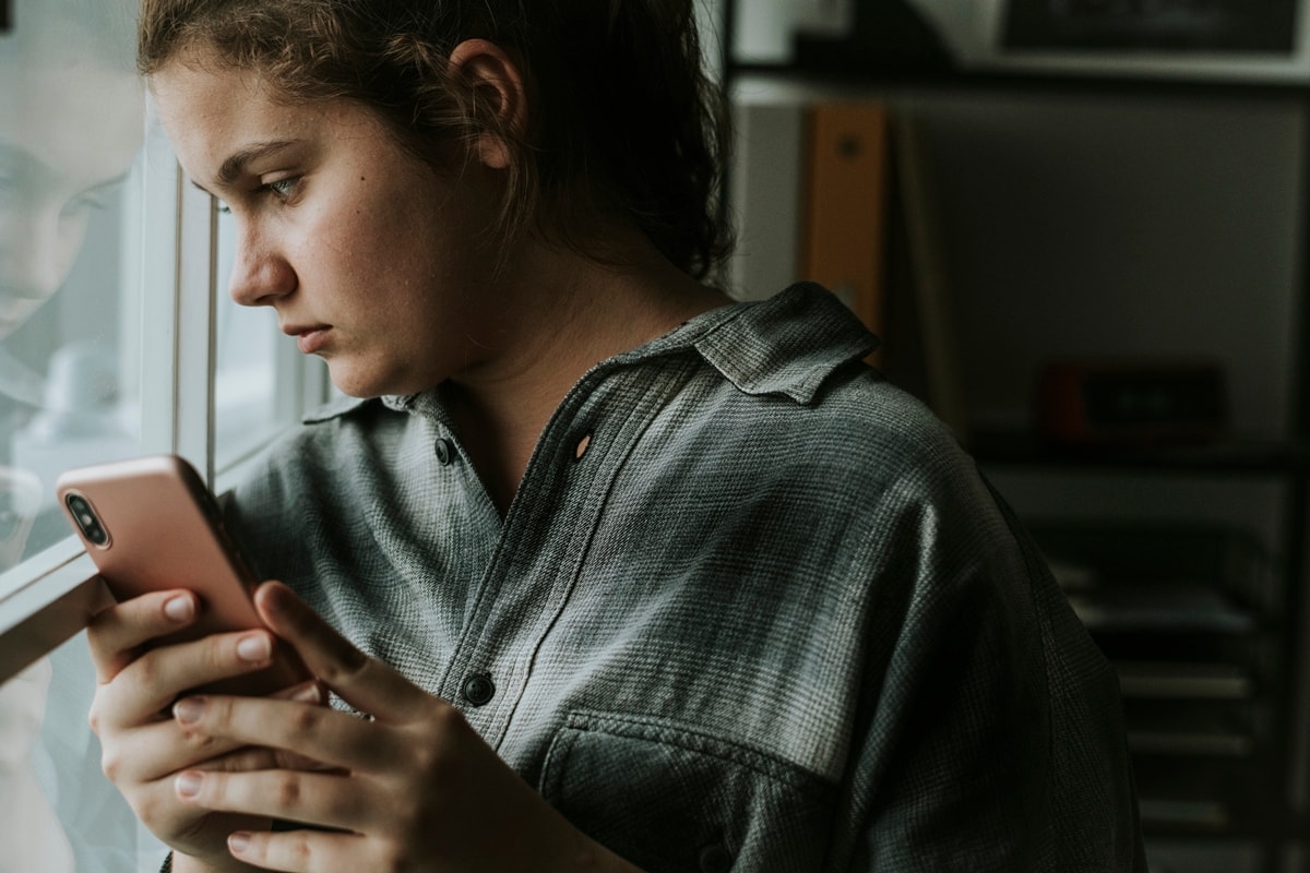 FOMO: o que é e quando o medo de "ficar de fora" afeta a saúde mental