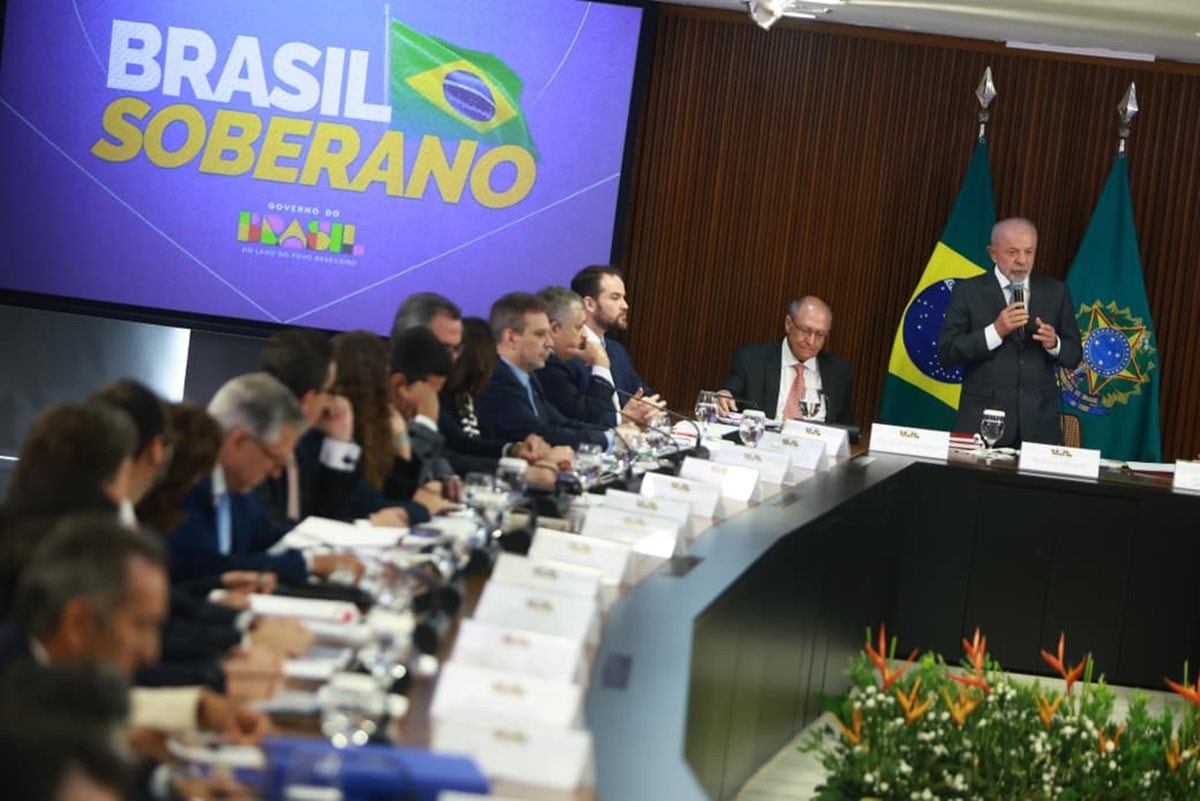 Reunião ministerial tem alerta sobre restrições nas eleições e pedido por verde-amarelo na Copa