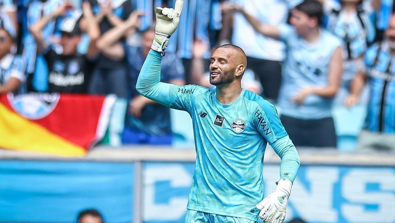 Grêmio suspende torcedor flagrado em suposto ato racista no GreNal