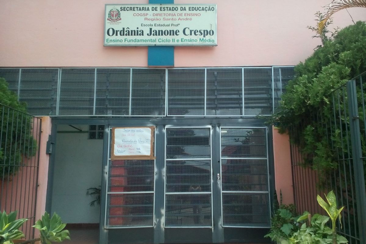 Diretora e vice obrigam aluno de 14 anos a ficar nu em escola de SP