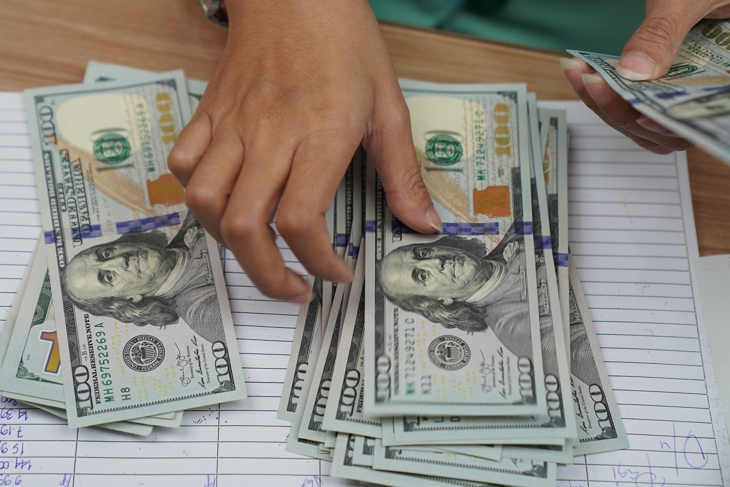 Dólar hoje ronda estabilidade no Brasil com Oriente Médio no foco