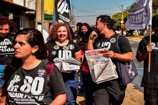 Samara Mineiro faz campanha na Rodoviária e celebra resultado de pesquisa