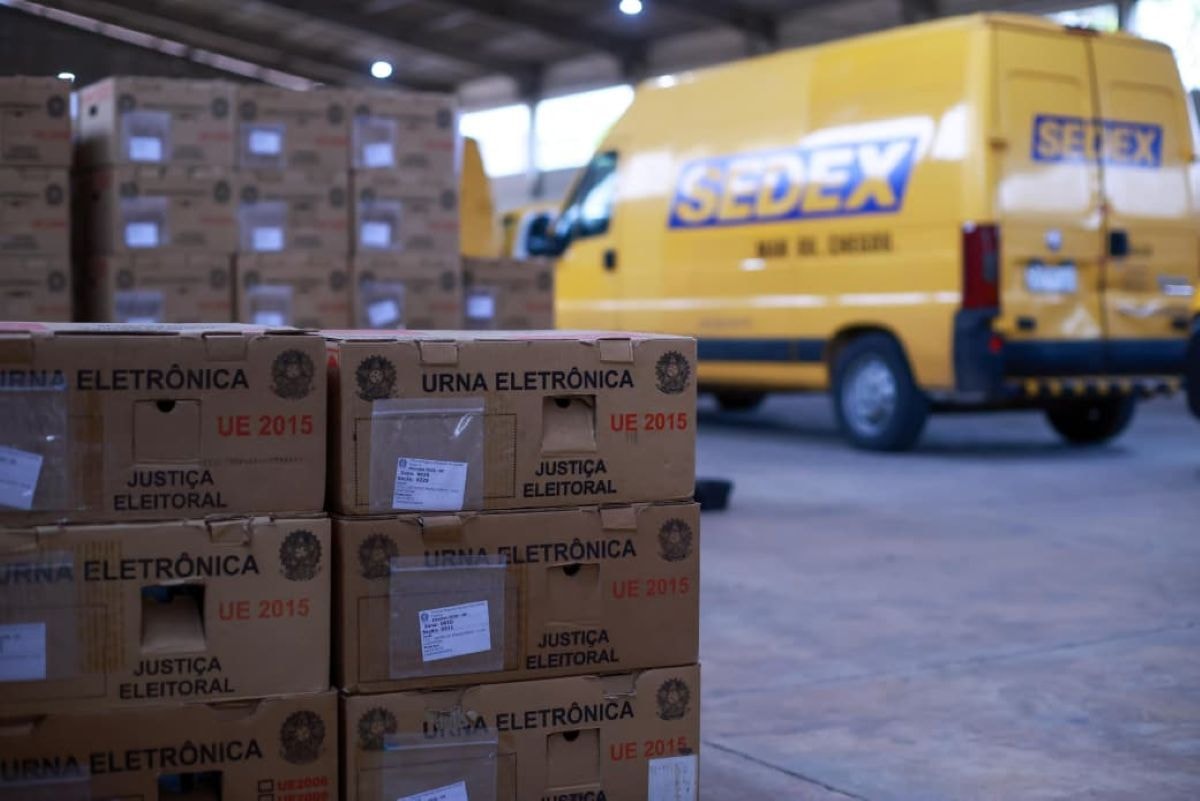 TRE começa distribuição de 1.400 urnas eletrônicas para eleições no DF
