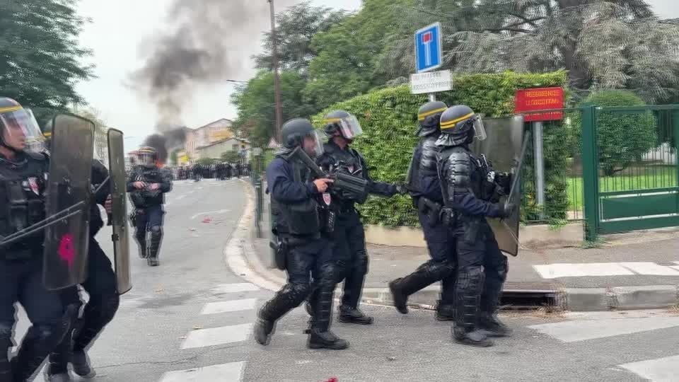 Polícia entra em novo confronto com estudantes durante protestos em Paris