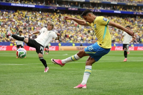Surpresa do Brasil na Copa, Douglas Santos agradece apoio da torcida
