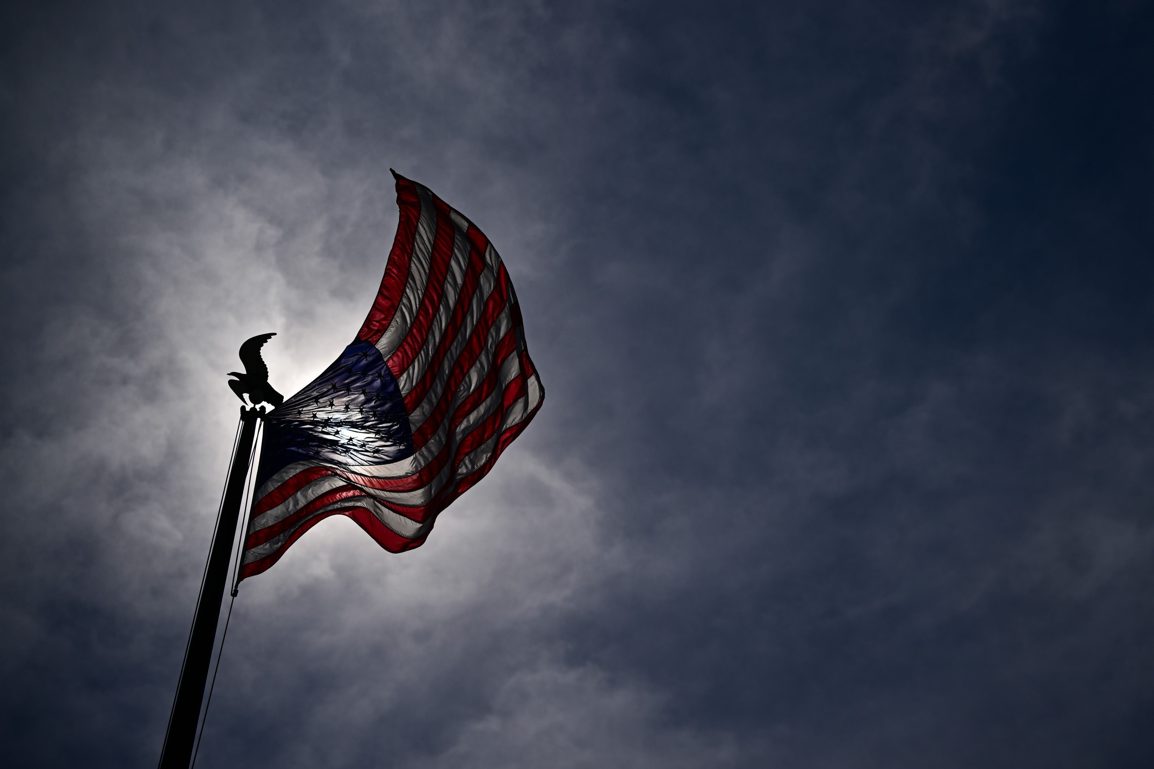 CEO da OpenAI se desculpa por não sinalizar conversas de atirador com IA