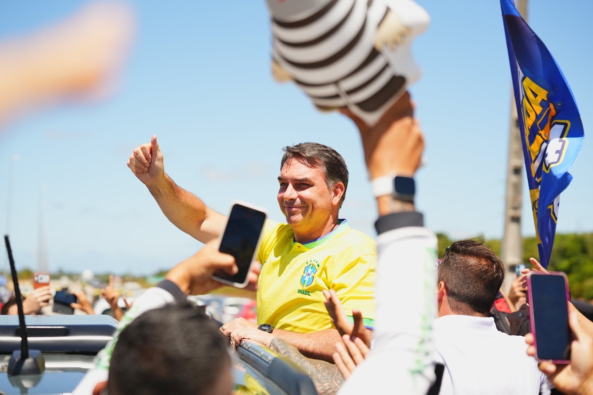Flávio Bolsonaro deve encerrar 1º turno com motociata em São Paulo