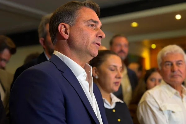 Prefeito de cidade do MS doa R$ 300 mil para campanha de Flávio Bolsonaro