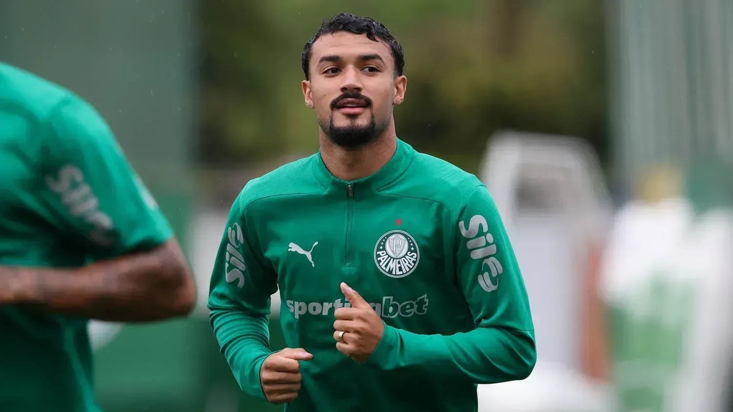 Torcida do Palmeiras exibe faixa antes de jogo com Corinthians: “Guerra”