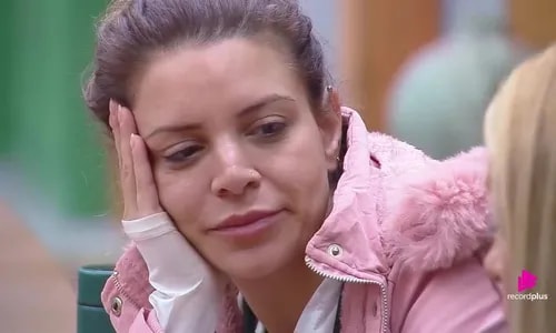 A Fazenda 18: Renata Del Bianco expõe situação onde vive com filhos: 'Não tem cama'
