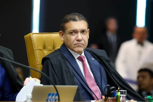 Presidente do TSE, Nunes Marques restabelece filiação de Flávio ao PL