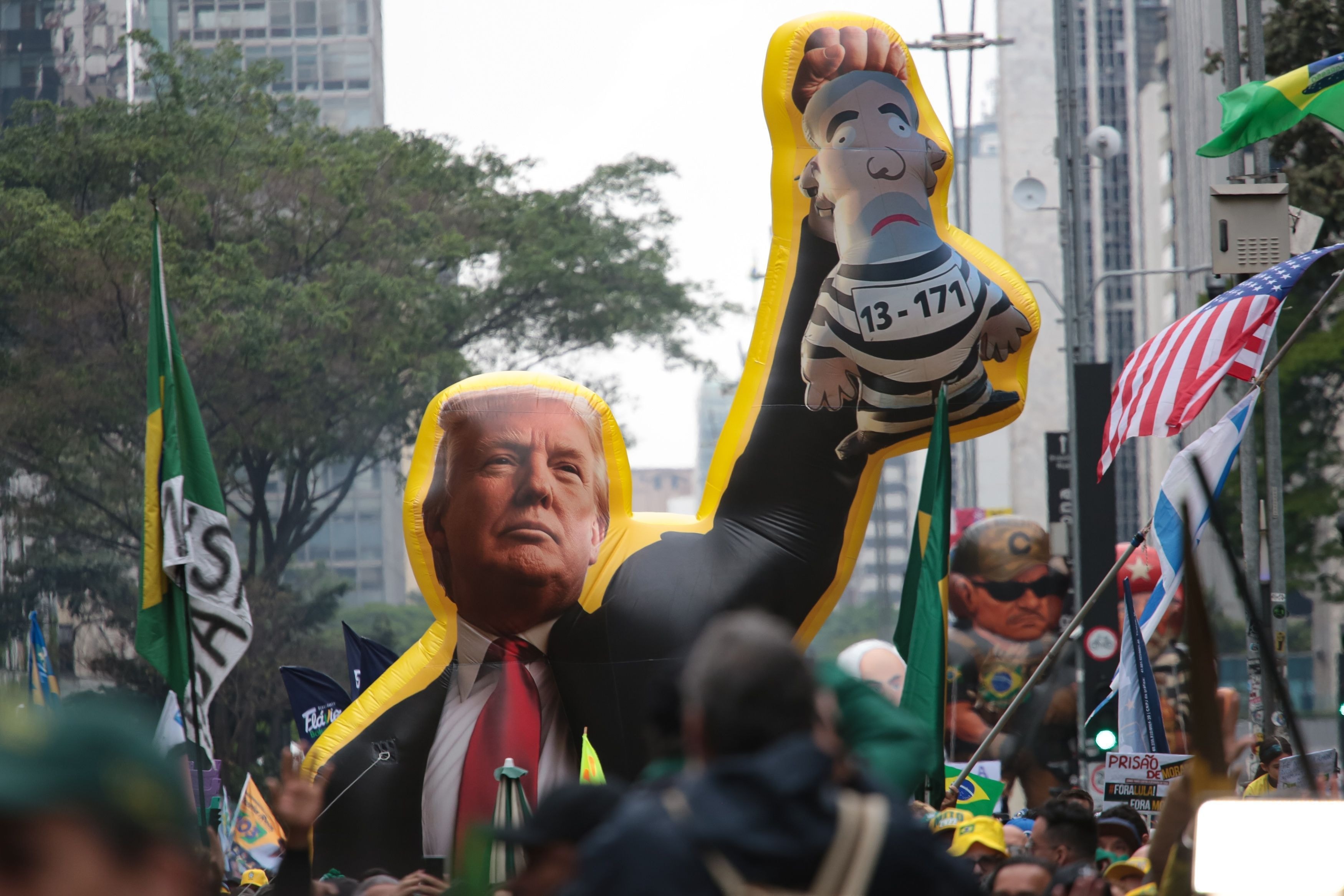 Palanque em SP reflete estratégia de Flávio para consolidar base eleitoral