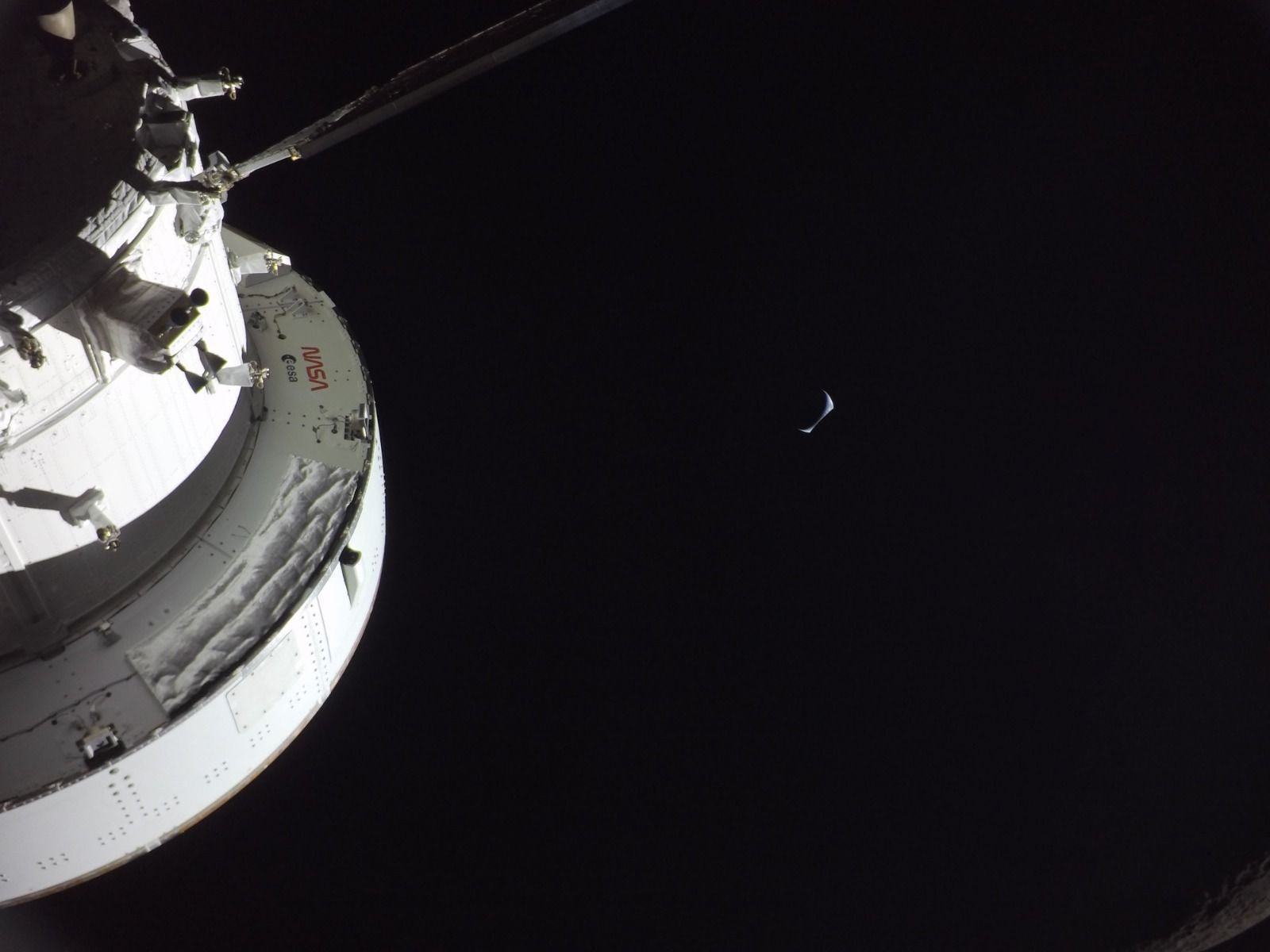 “Bem-vindos”: Veja momento da saída de astronautas da Orion após Artemis II