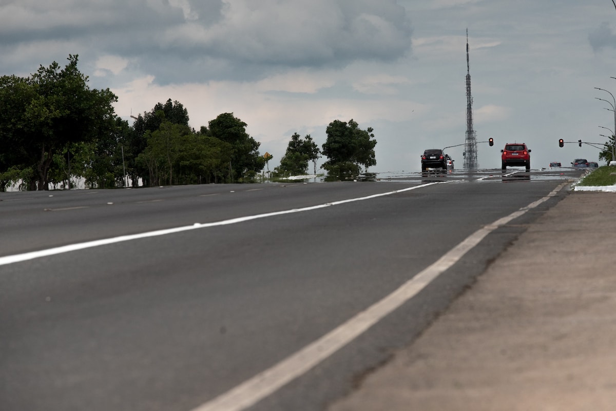 Protesto de motoristas de app fecha vias na área central de Brasília