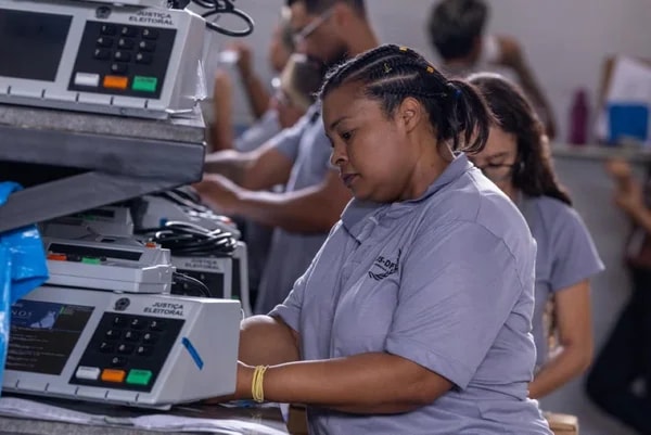 TRE-DF inicia carga e lacração de mais de 6 mil urnas para eleições