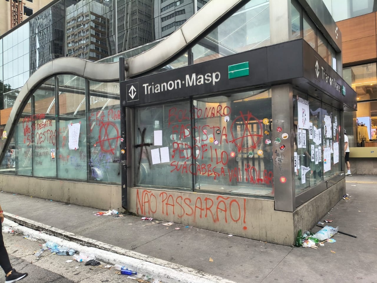 Veja imagens de acessos ao metrô depredados na Paulista
