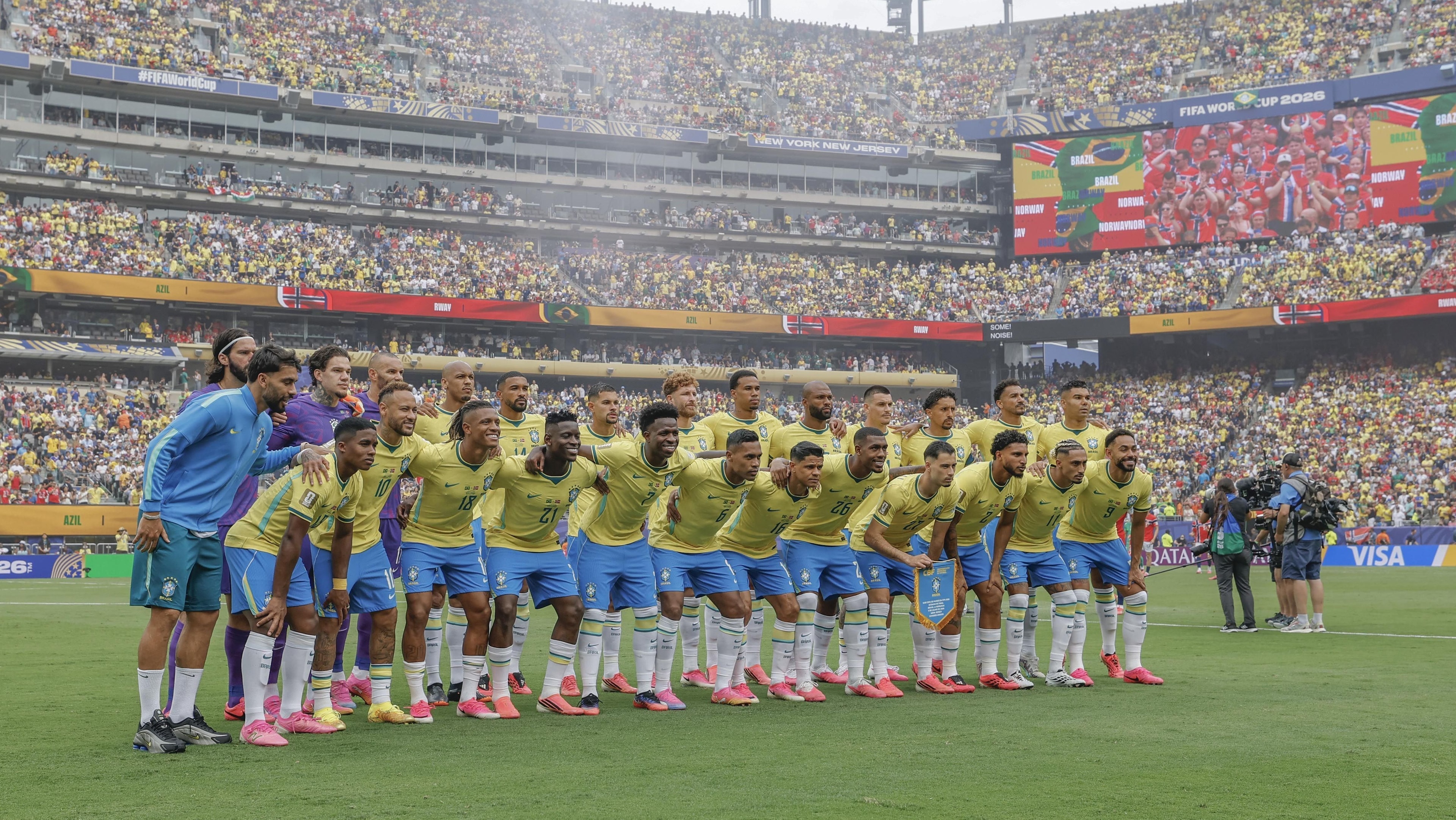 Sede da CBF é alvo de protesto após queda do Brasil na Copa: “Fraudulenta”
