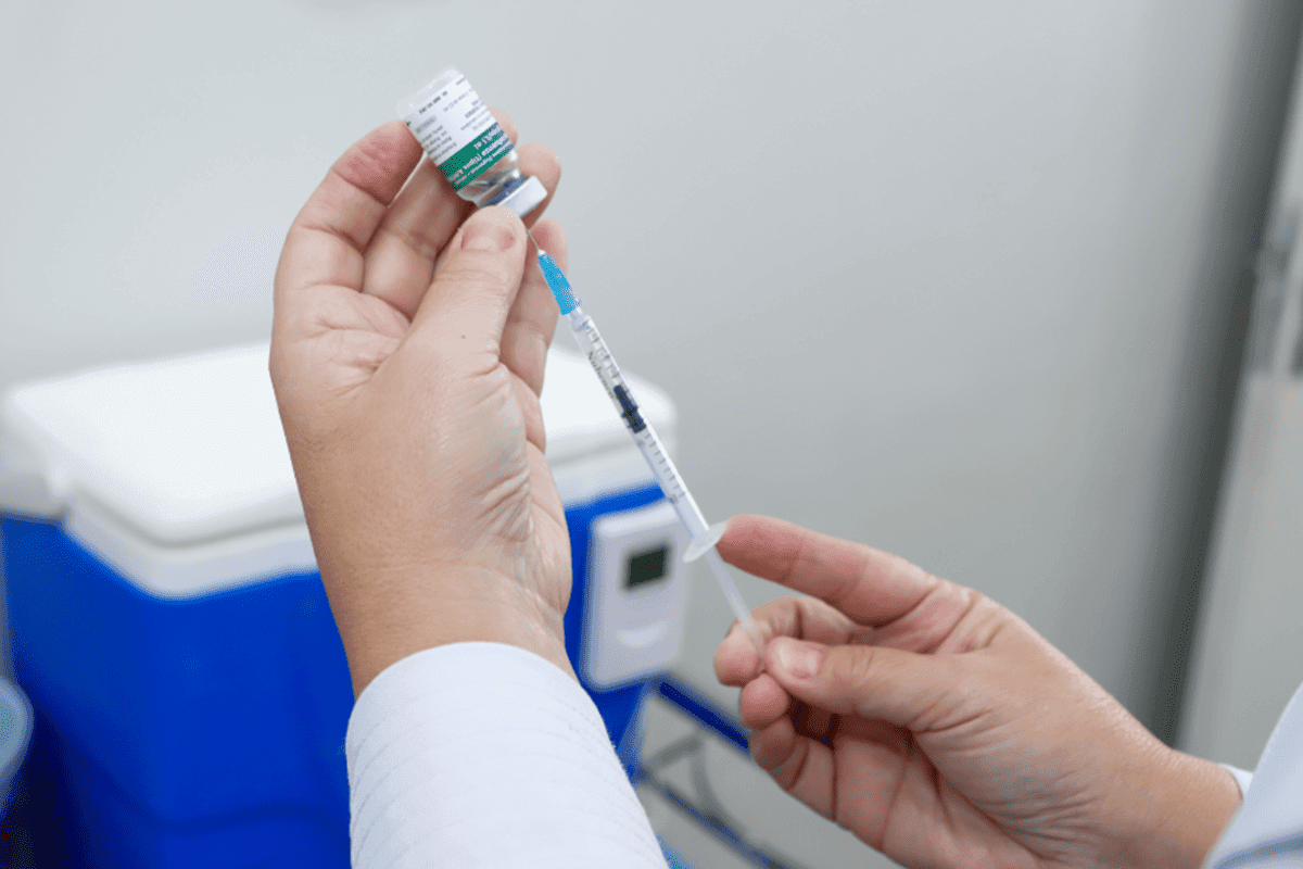 DF retoma vacinação contra Covid-19 para adultos após chegada de doses