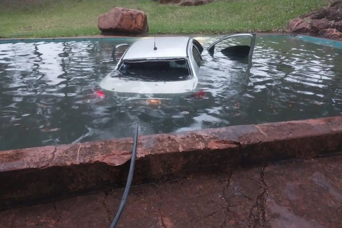 Perseguição em MS termina com morte e carro em piscina no Paraguai