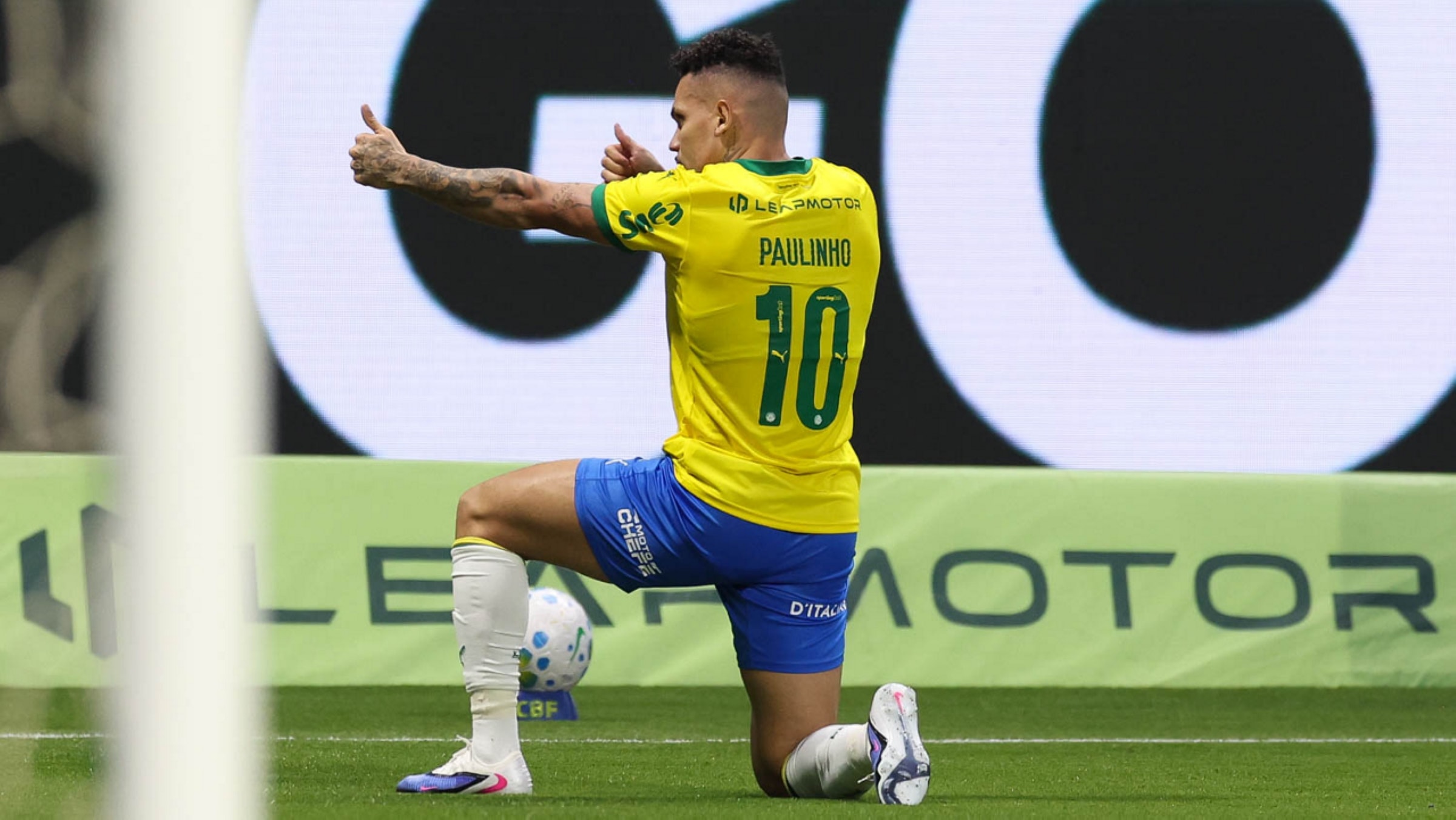 Em jogo recheado de polêmicas, Palmeiras vence a Chape no Brasileirão