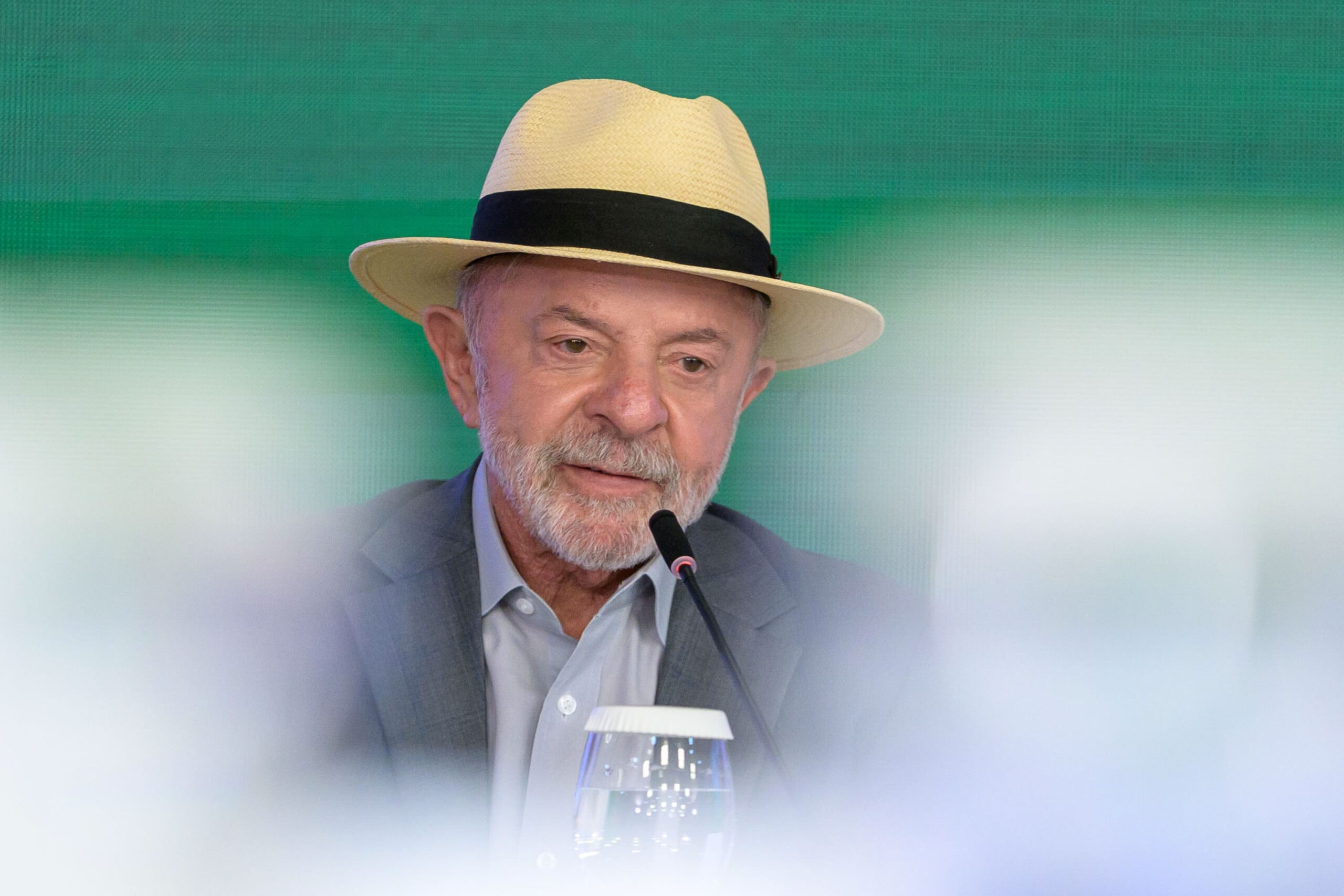Lula nega prejuízo e chama fim da "taxa das blusinhas" de “reparação”