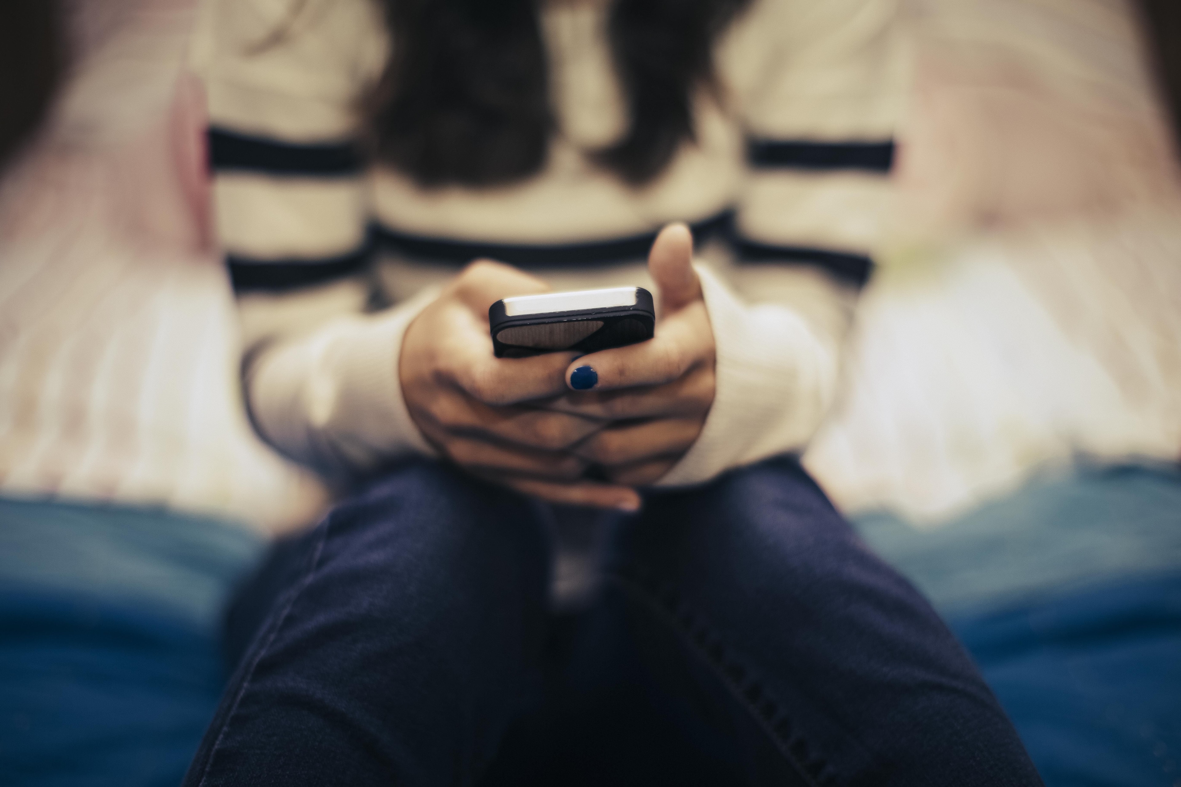 Uso de celular por pais afeta vínculos com filhos adolescentes