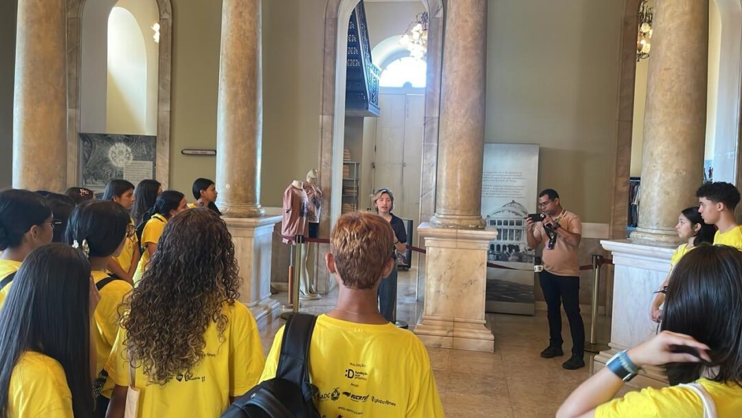 Estudantes do Pipoca em Cena conhecem o Teatro Amazonas e descobrem histórias de Manaus