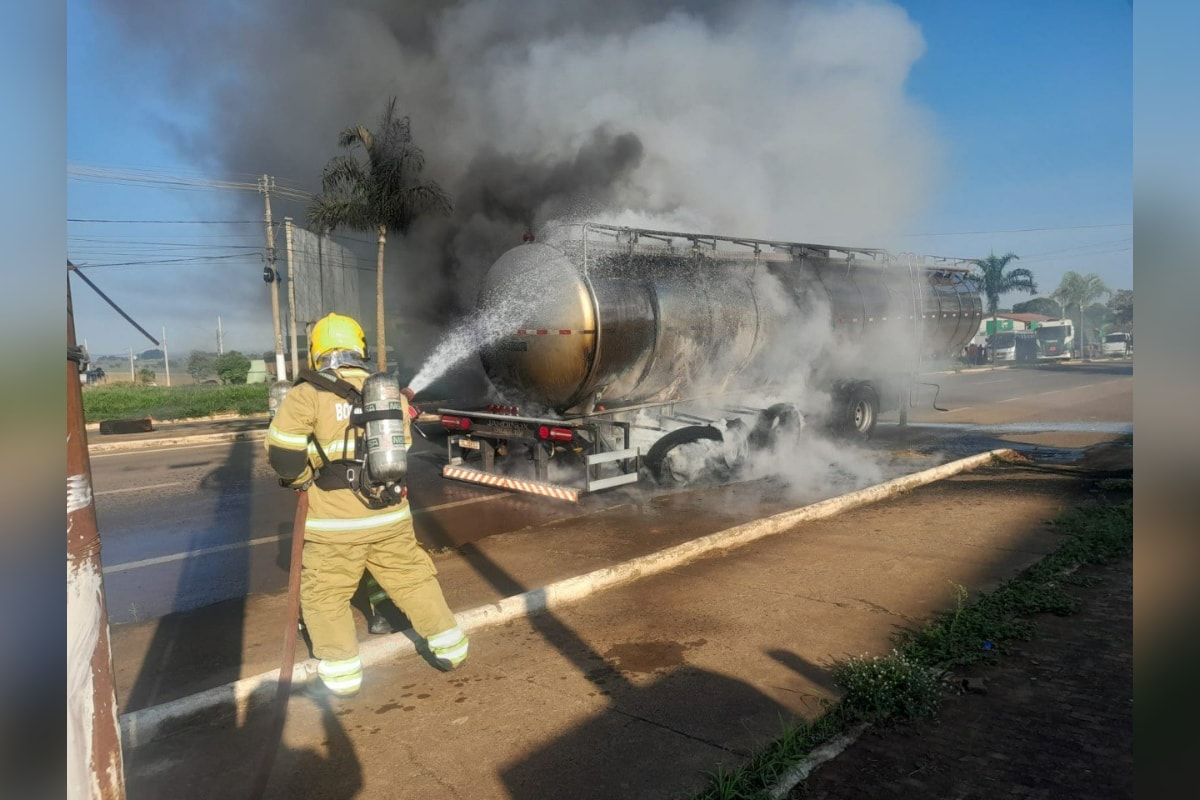 MG: carreta com 37 mil litros de leite pega fogo em Araxá