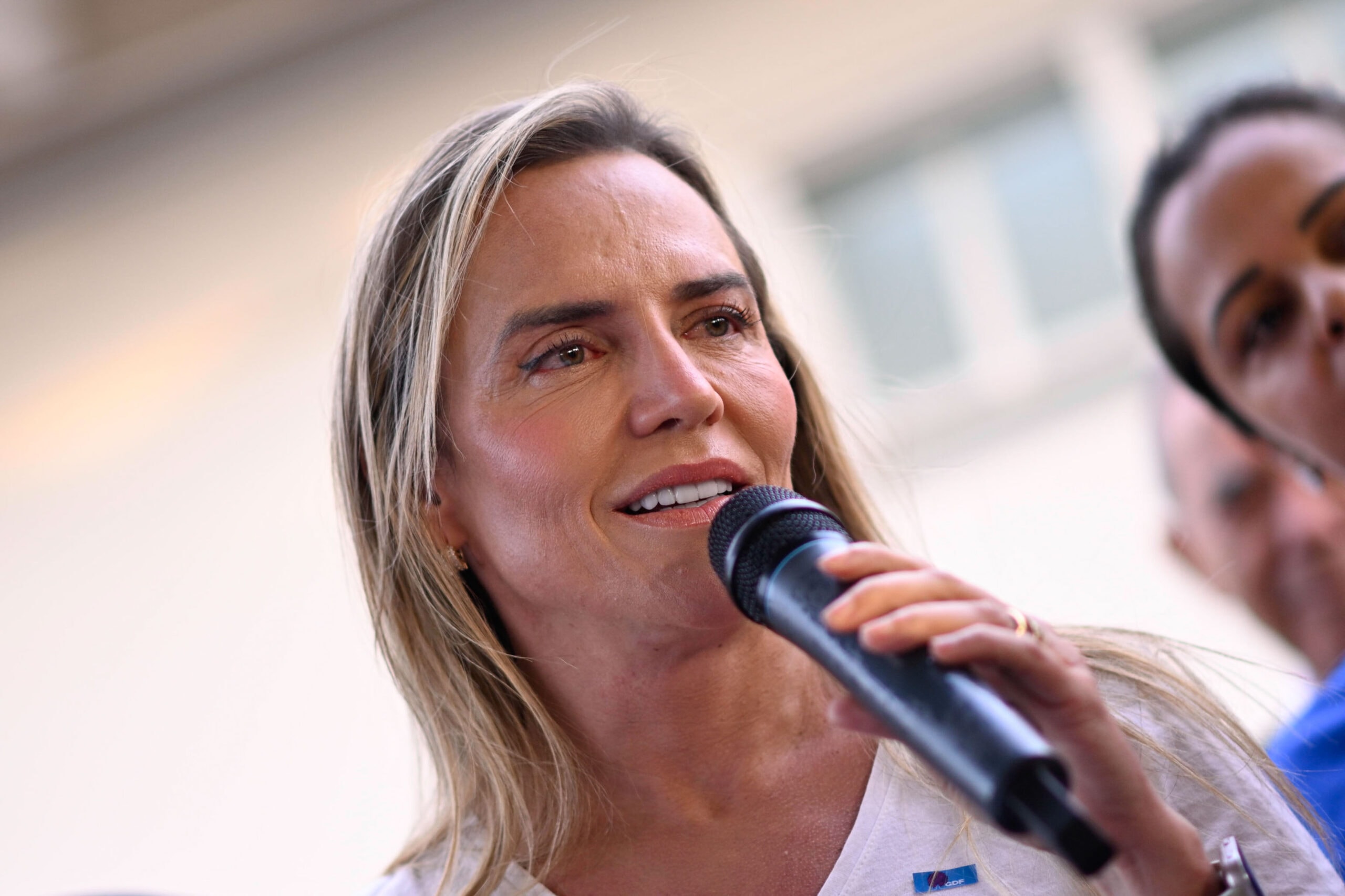 Celina promete ampliar cirurgias e gratuidade no transporte público