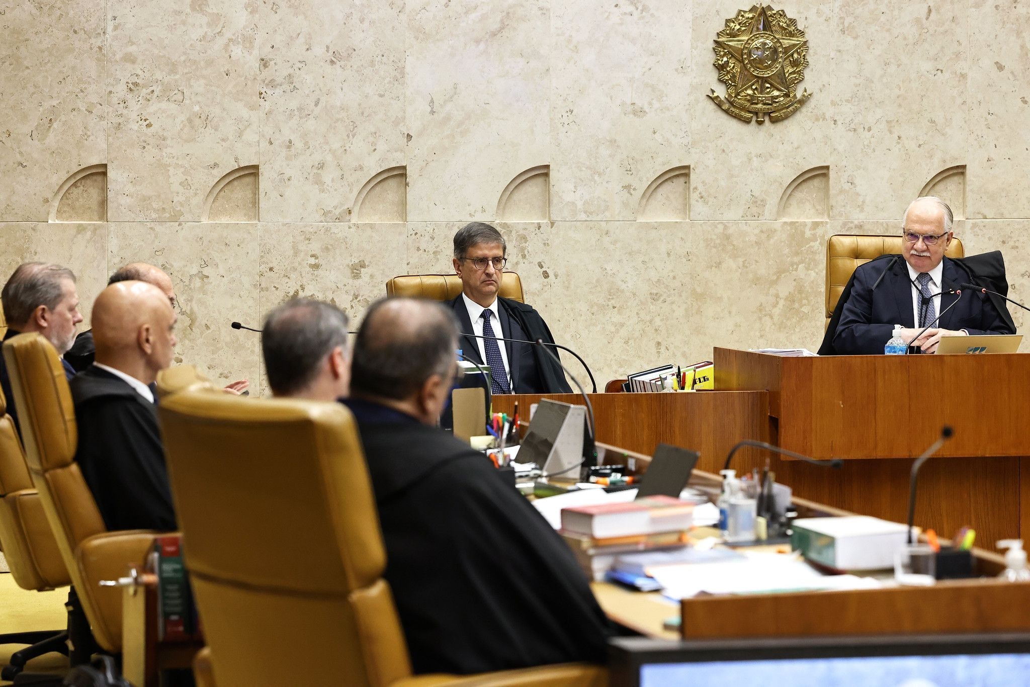 “Não aponte o dedo para mim”, diz Mendonça a Gilmar durante julgamento