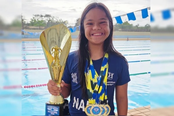 Pai consegue na Justiça que filha com down dispute mundial de natação
