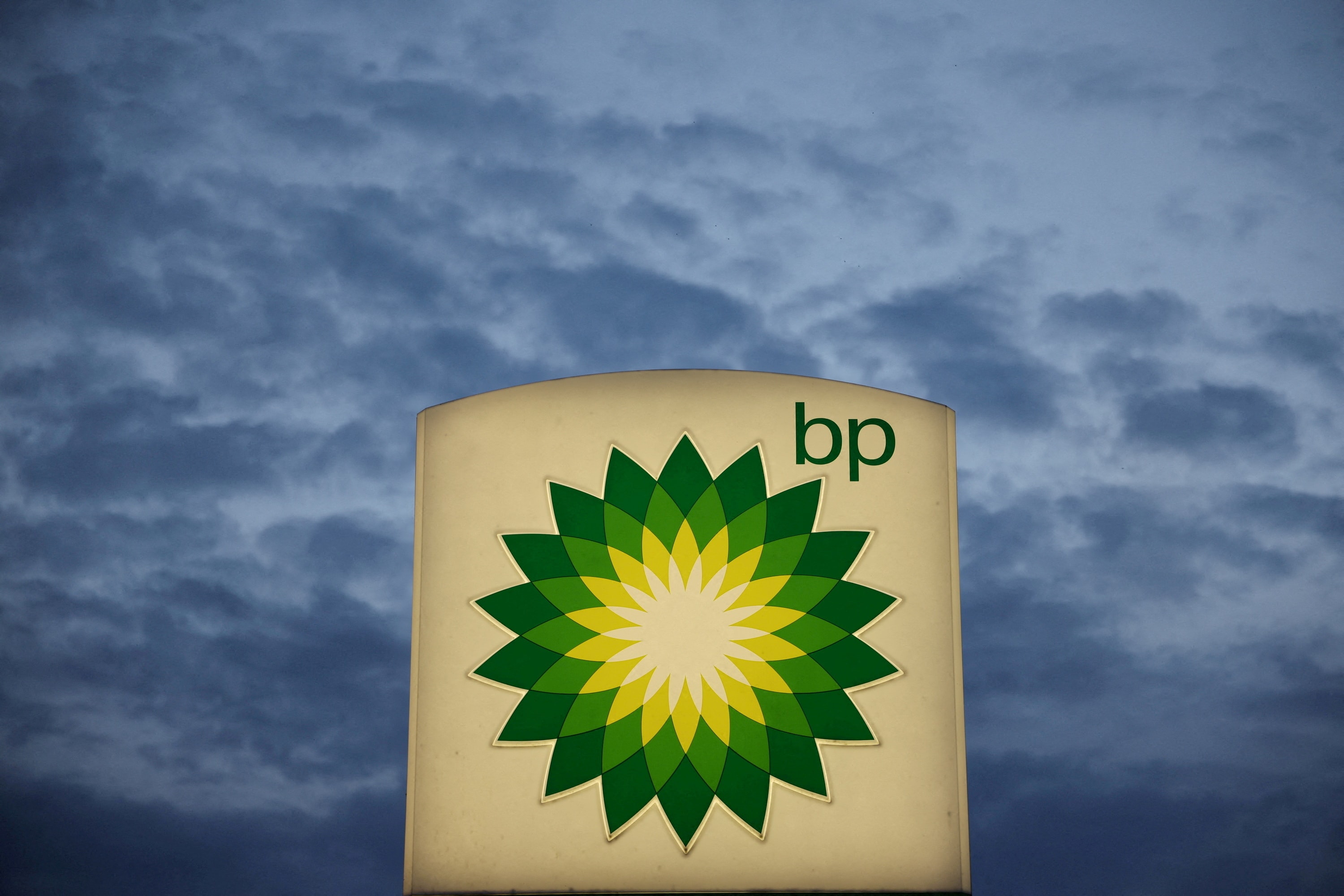 Lucro da BP supera expectativas e atinge US$ 3,2 bi no 1º tri, maior valor desde 2023