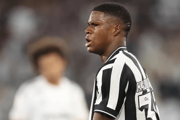 No meio da tabela, Botafogo e Corinthians jogam pelo Brasileirão