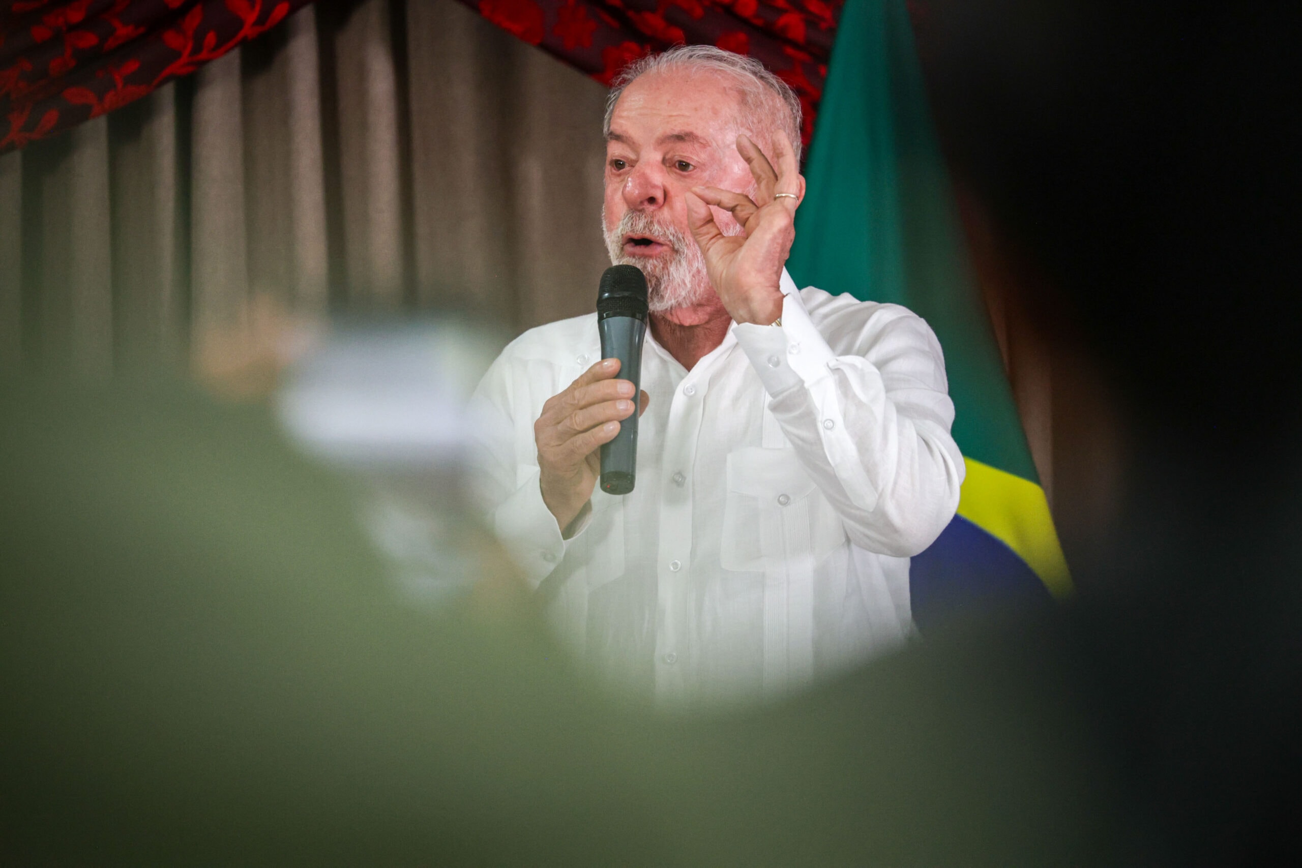 Lula diz que tesouraço de Flávio é para "cortar do sangue do povo"