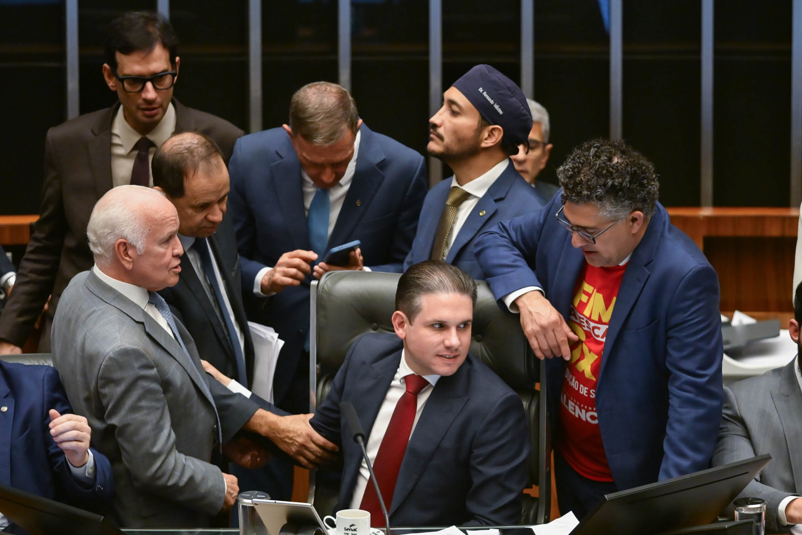 PEC da escala 6x1 é debatida no plenário da Câmara. Votação pode ocorrer hoje