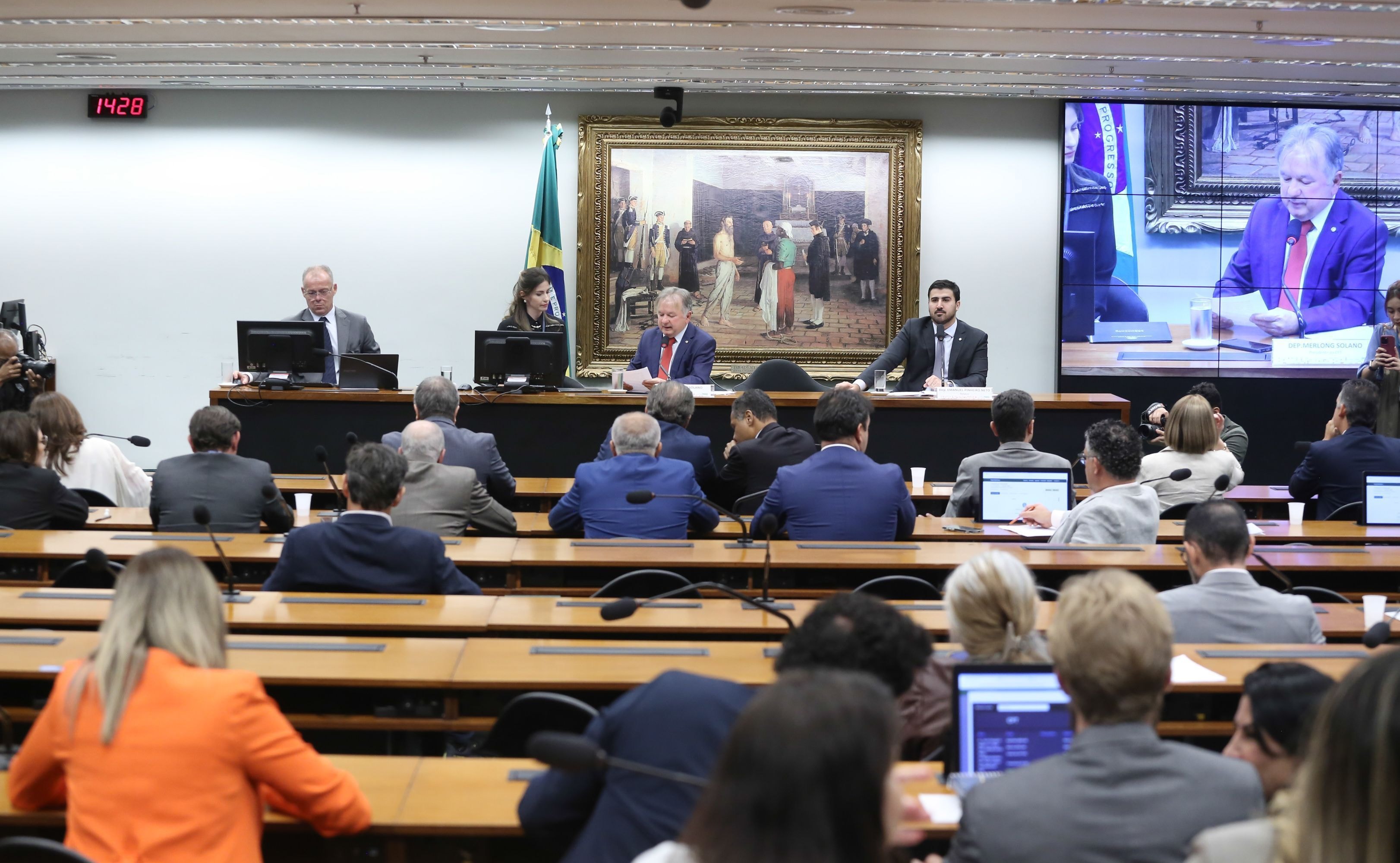 Polarização só interessa aos dois extremos, diz Aécio Neves à CNN