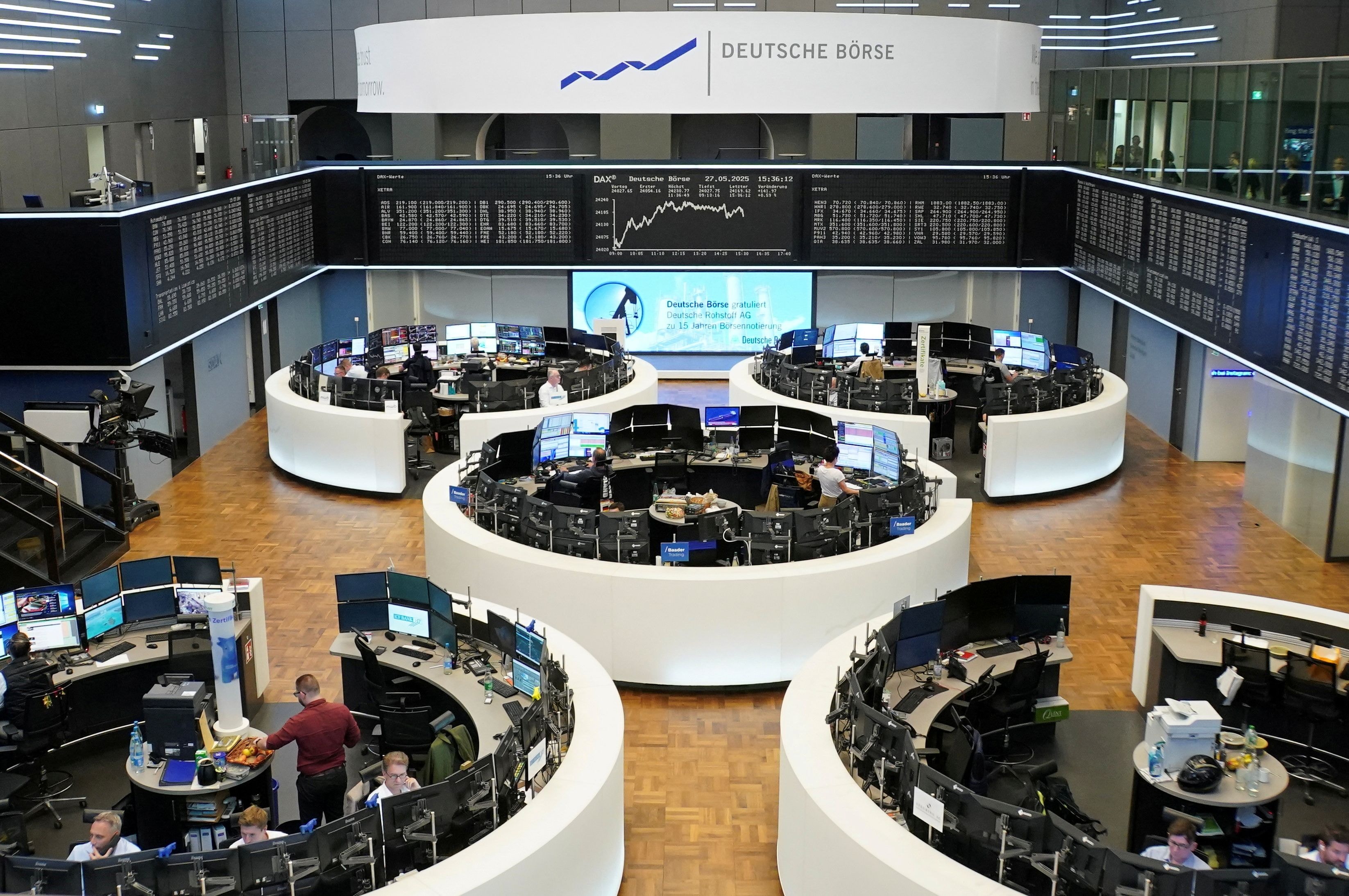 Bolsas da Europa fecham em alta sob impulso tech, apesar de guerra; Londres destoa