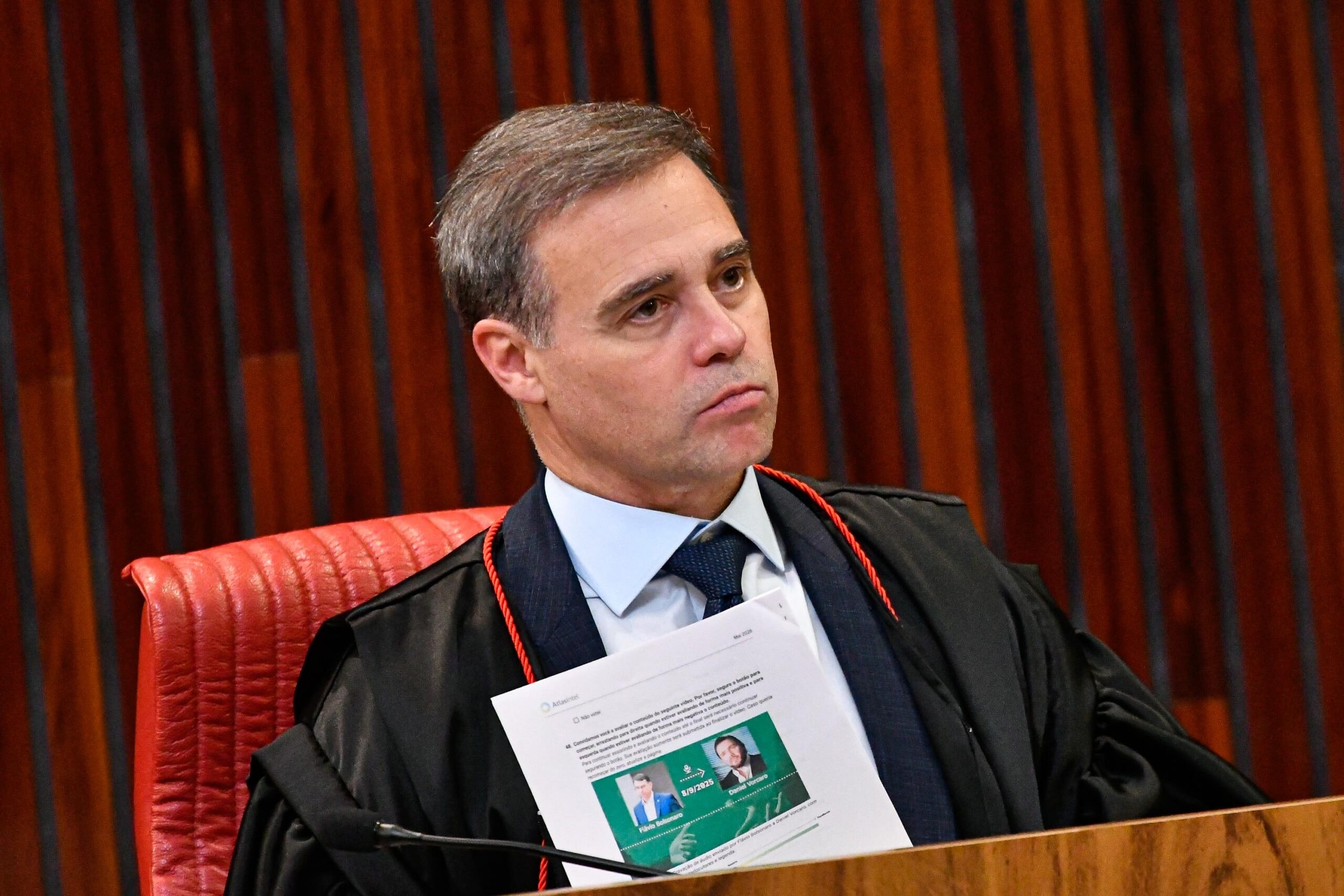Mendonça manda derrubar posts do PT com acusações contra vice de Flávio