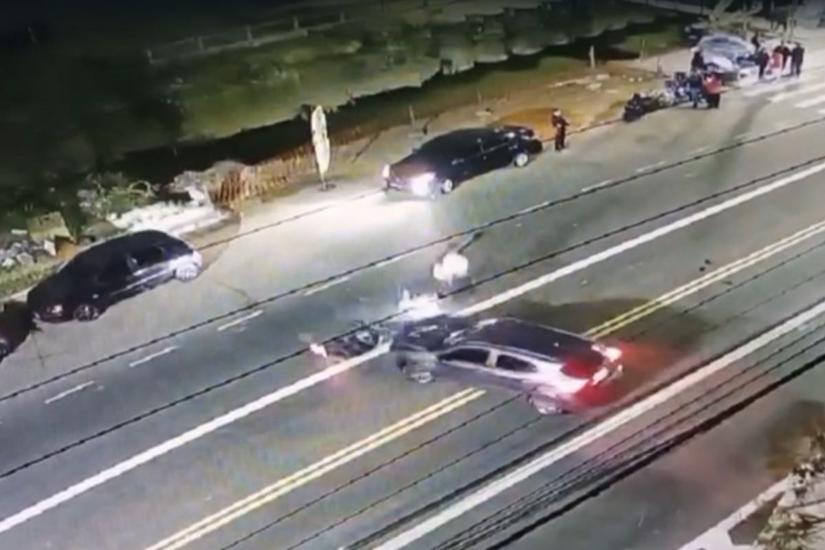 Homem bêbado faz manobra irregular, atropela 2 e foge em alta velocidade