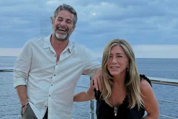 Jennifer Aniston reacende debate sobre pressão pela maternidade